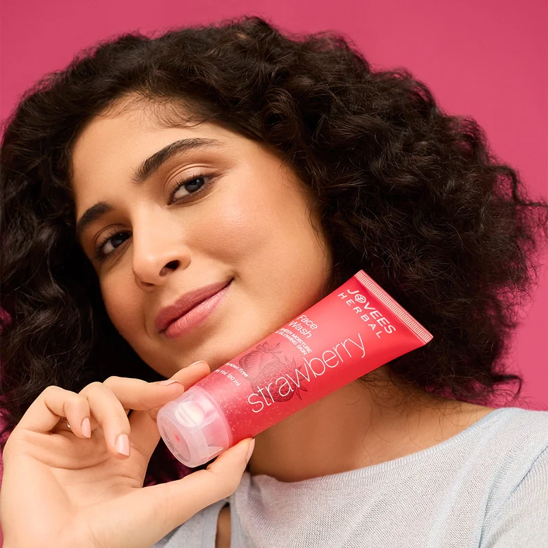 Jovees Strawberry Face Wash - Image 6